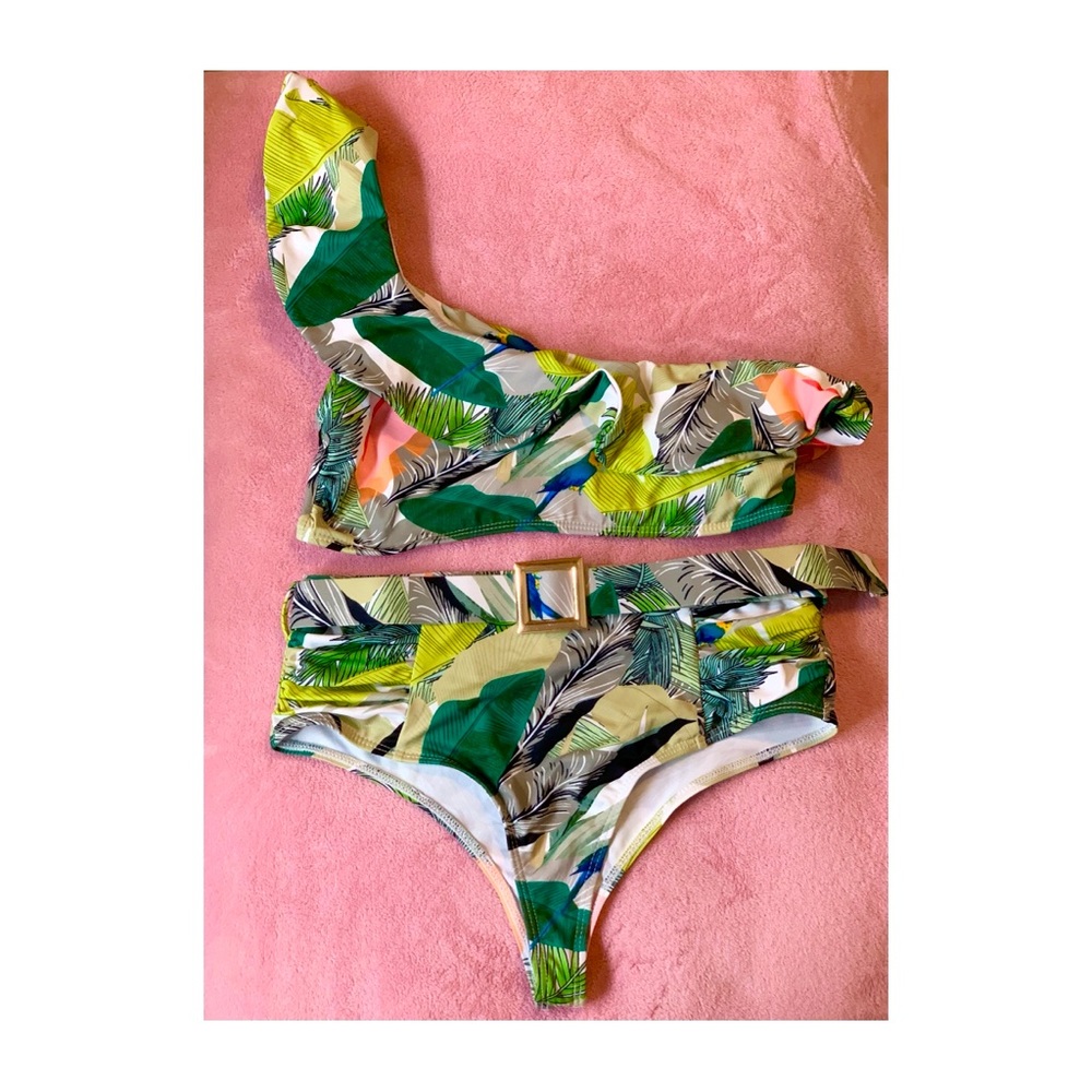 One shoulder belted swimsuit set